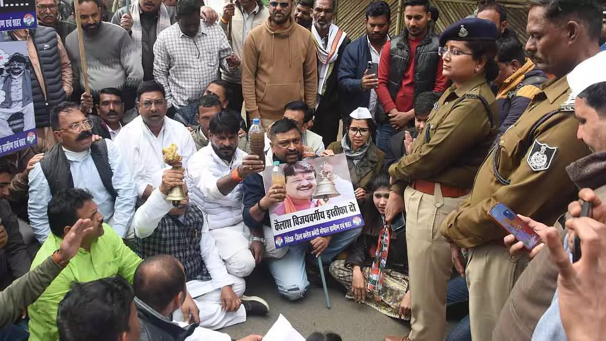 Indore में पानी से हुई मौतों पर कांग्रेस ने सांसदों और विधायकों के घरों पर घंटी बजाई Indore में पानी से हुई मौतों पर कांग्रेस ने सांसदों और विधायकों के घरों पर घंटी बजाई