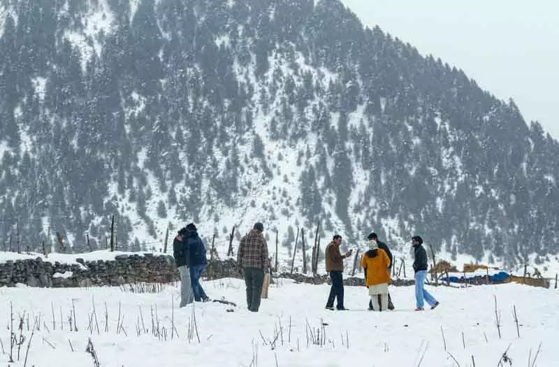 उत्तर भारत में ठंड का कहर, IMD ने कश्मीर, हिमाचल और उत्तराखंड में बर्फबारी का अनुमान लगाया उत्तर भारत में ठंड का कहर, IMD ने कश्मीर, हिमाचल और उत्तराखंड में बर्फबारी का अनुमान लगाया