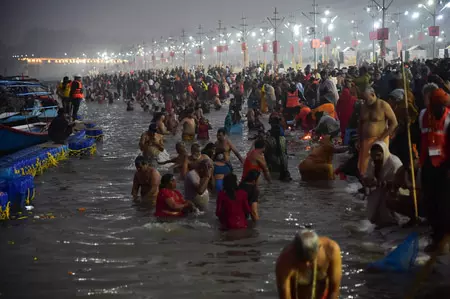प्रयागराज माघ मेला: हर हर गंगे के साथ श्रद्धालुओं ने त्रिवेणी में लगाई आस्था की डुबकी प्रयागराज माघ मेला: हर हर गंगे के साथ श्रद्धालुओं ने त्रिवेणी में लगाई आस्था की डुबकी