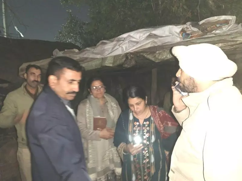 CM फ्लाइंग स्क्वायड ने हिसार में शराब की अवैध बिक्री पर कार्रवाई करते हुए झुग्गियों में छापा मारा CM फ्लाइंग स्क्वायड ने हिसार में शराब की अवैध बिक्री पर कार्रवाई करते हुए झुग्गियों में छापा मारा