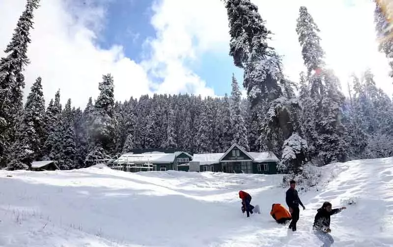 गुलमर्ग में तापमान माइनस 8.8 पर, J&K में ठंड बढ़ी गुलमर्ग में तापमान माइनस 8.8 पर, J&K में ठंड बढ़ी
