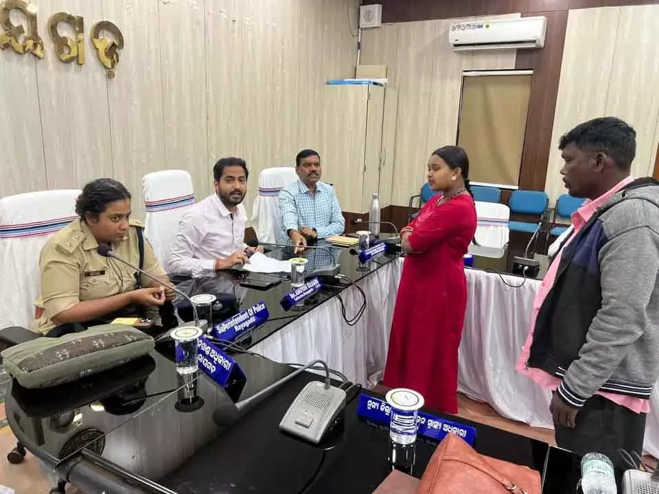 Raigarh कलेक्टर ने जन शिकायत सुनवाई के दौरान देर से आने वाले अधिकारियों के प्रवेश पर रोक लगाई Raigarh कलेक्टर ने जन शिकायत सुनवाई के दौरान देर से आने वाले अधिकारियों के प्रवेश पर रोक लगाई