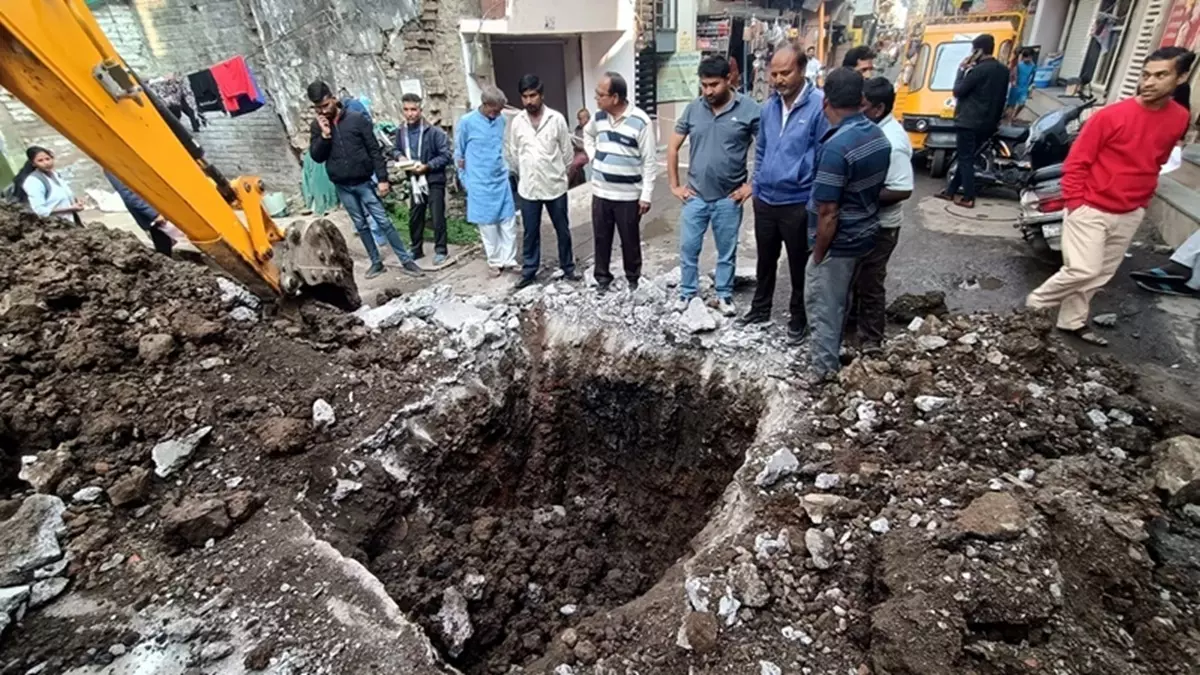 Indore: दूषित पानी का कहर, इंदौर में 17वीं मौत, 9416 लोग जांच में Indore: दूषित पानी का कहर, इंदौर में 17वीं मौत, 9416 लोग जांच में