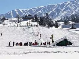 Gulmarg: ताजी बर्फबारी, सफेद चादर में लिपटा धरती का स्वर्ग, पर्यटकों में उत्साह Gulmarg: ताजी बर्फबारी, सफेद चादर में लिपटा धरती का स्वर्ग, पर्यटकों में उत्साह