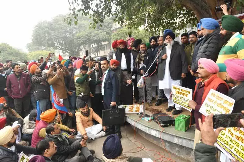 Punjab CM हेलिकॉप्टर विवाद, पत्रकारों, मानवाधिकार कार्यकर्ताओं ने केस दर्ज करने का विरोध किया Punjab CM हेलिकॉप्टर विवाद, पत्रकारों, मानवाधिकार कार्यकर्ताओं ने केस दर्ज करने का विरोध किया