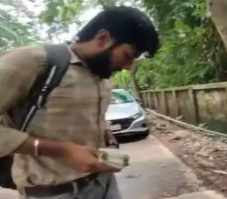 SDO के हाथ में नोटों की गड्डी VIDEO वायरल, रिश्वतखोरी के आरोप SDO के हाथ में नोटों की गड्डी VIDEO वायरल, रिश्वतखोरी के आरोप