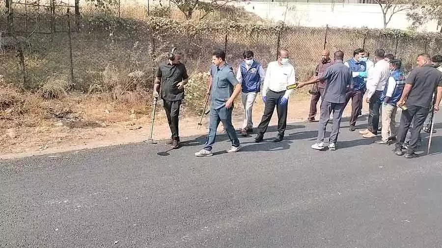 Bellary riots : बम डिस्पोजल स्क्वाड ने घटनास्थल का निरीक्षण किया Bellary riots : बम डिस्पोजल स्क्वाड ने घटनास्थल का निरीक्षण किया