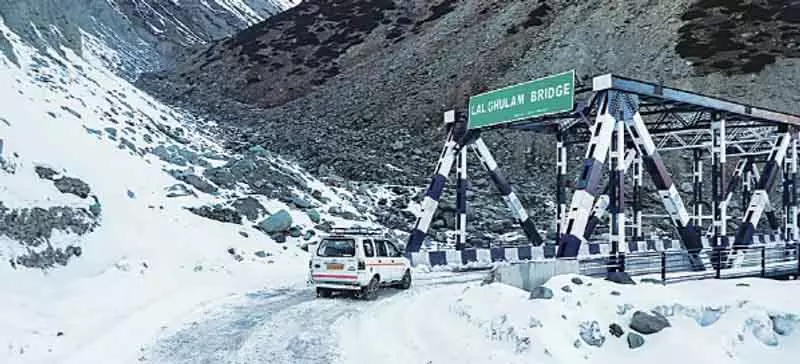 Rajouri मुगल रोड यातायात के लिए बहाल Rajouri मुगल रोड यातायात के लिए बहाल