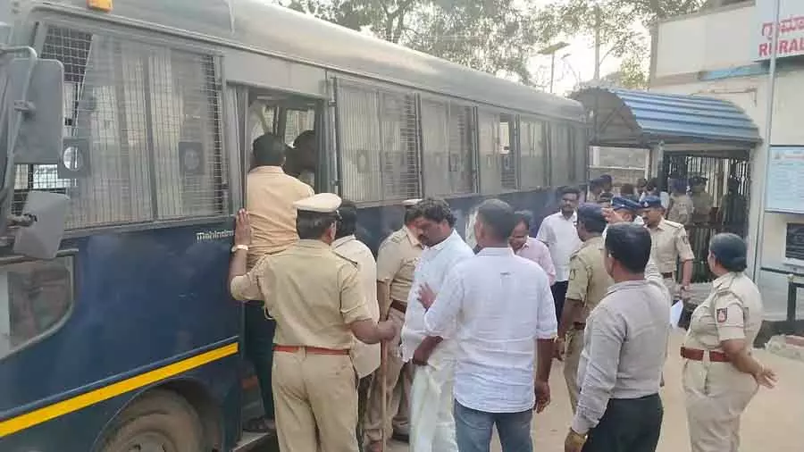 Bellary रेड्डी दंगा मामला: बंदूकधारी समेत 26 लोग गिरफ्तार, 6 FIR दर्ज Bellary रेड्डी दंगा मामला: बंदूकधारी समेत 26 लोग गिरफ्तार, 6 FIR दर्ज