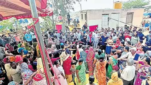 कोगिलू में तोड़फोड़ का मामला: स्थानीय लोगों का विरोध, BJP ने उन्हें बांग्लादेशी बताने पर निशाना साधा कोगिलू में तोड़फोड़ का मामला: स्थानीय लोगों का विरोध, BJP ने उन्हें बांग्लादेशी बताने पर निशाना साधा