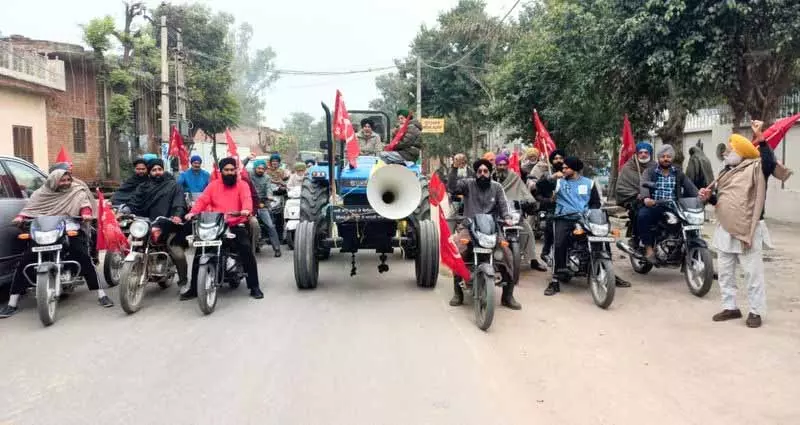 SKM ने केंद्र की ‘किसान विरोधी’ नीतियों का विरोध किया SKM ने केंद्र की ‘किसान विरोधी’ नीतियों का विरोध किया