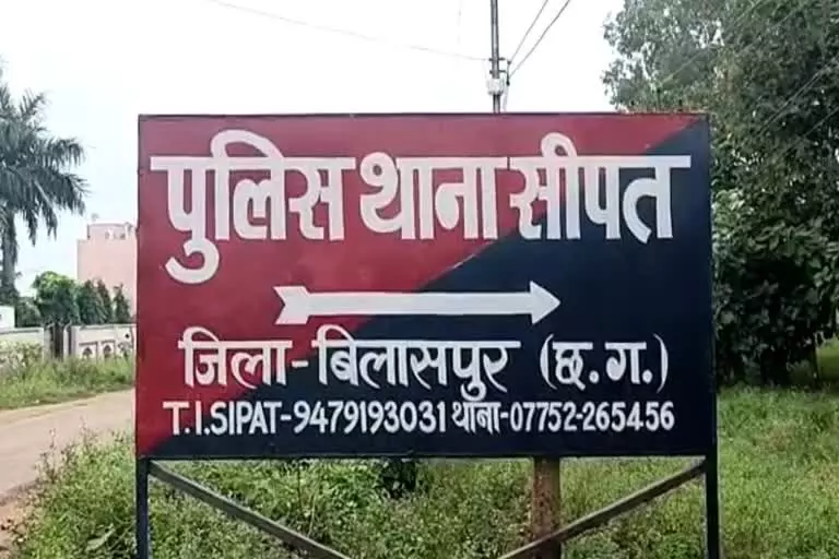 जमीन विवाद से गांव में बवाल, पुलिस अधिकारी को ग्रामीणों ने पीटा , आरोप जमीन विवाद से गांव में बवाल, पुलिस अधिकारी को ग्रामीणों ने पीटा , आरोप