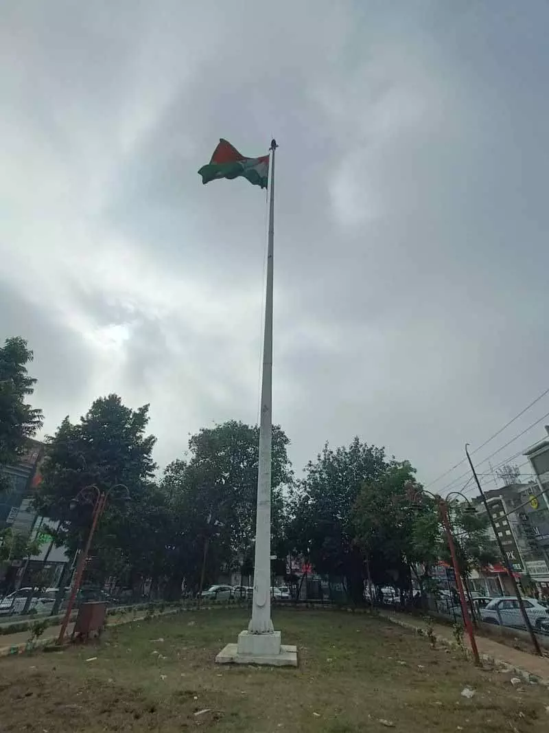 Gol Market में झंडे का पोल क्षतिग्रस्त होने से गणतंत्र दिवस के नजदीक आने पर सुरक्षा संबंधी चिंताएं Gol Market में झंडे का पोल क्षतिग्रस्त होने से गणतंत्र दिवस के नजदीक आने पर सुरक्षा संबंधी चिंताएं