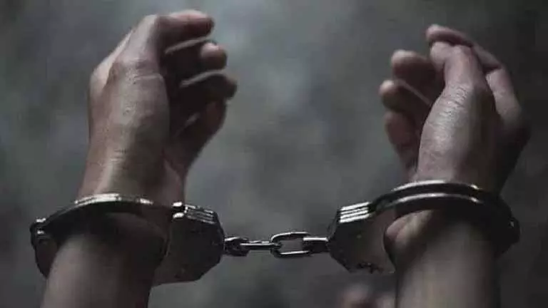 Pulianthope में चाकू लिए तीन लोगों को गिरफ्तार किया गया Pulianthope में चाकू लिए तीन लोगों को गिरफ्तार किया गया