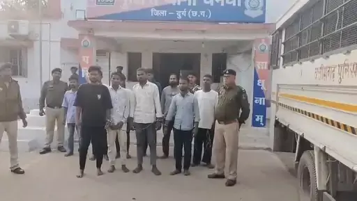 13 गुंडे दुर्ग में गिरफ्तार, मेला से घर लौट रहे युवकों के साथ किया था मारपीट 13 गुंडे दुर्ग में गिरफ्तार, मेला से घर लौट रहे युवकों के साथ किया था मारपीट