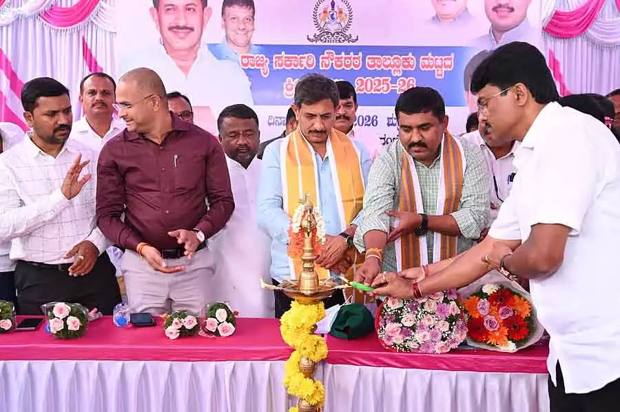 MLA एचसी बालकृष्ण ने तहसीलदार से माफी मांगी MLA एचसी बालकृष्ण ने तहसीलदार से माफी मांगी