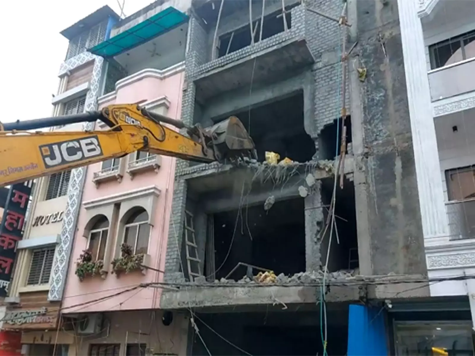 Ujjain में महाकाल चौक के पास नगर निगम ने अवैध निर्माण हटाया Ujjain में महाकाल चौक के पास नगर निगम ने अवैध निर्माण हटाया