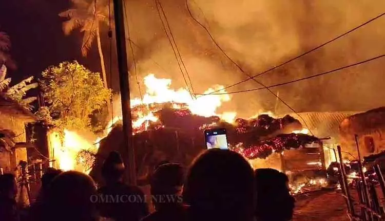 Bhadrak village में लगी भीषण आग, 9 घर जलकर खाक, मवेशी, बकरियां जिंदा जल गईं Bhadrak village में लगी भीषण आग, 9 घर जलकर खाक, मवेशी, बकरियां जिंदा जल गईं