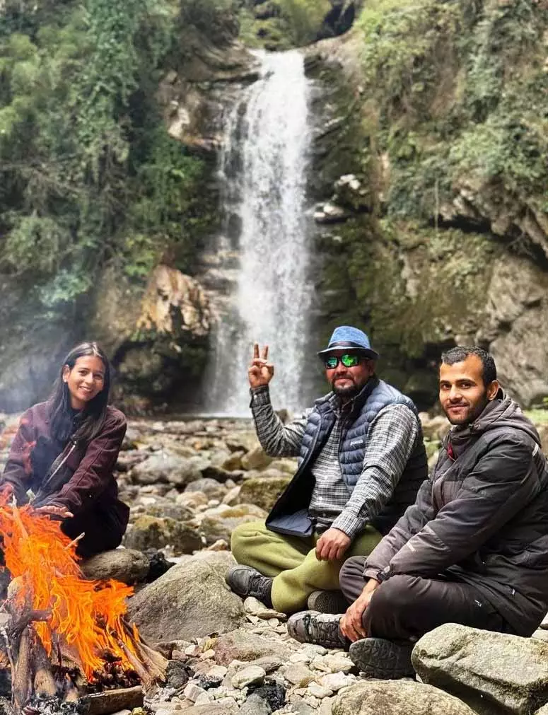 Himachal: तीर्थन घाटी के कम मशहूर झरनों पर टूरिस्ट उमड़े Himachal: तीर्थन घाटी के कम मशहूर झरनों पर टूरिस्ट उमड़े