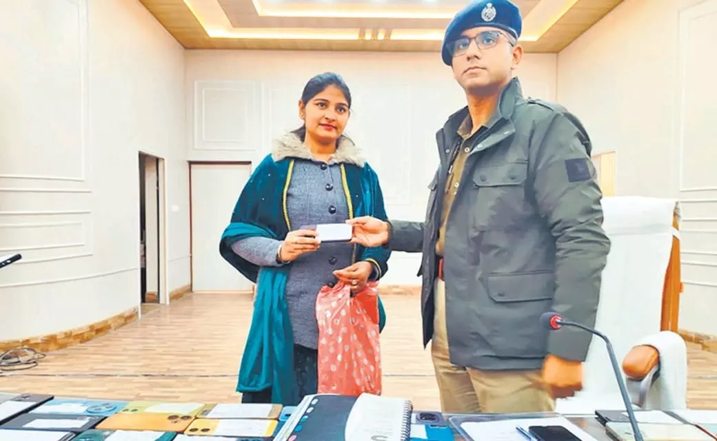 Bareilly: गुम मोबाइल वापस मिलने से नागरिकों के चेहरे खिले Bareilly: गुम मोबाइल वापस मिलने से नागरिकों के चेहरे खिले