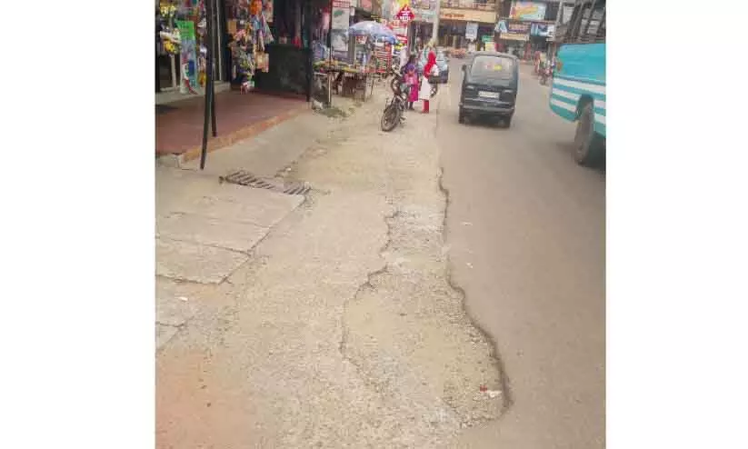 Kerala : केबल बिछाने के लिए सड़क खोदी गई Kerala : केबल बिछाने के लिए सड़क खोदी गई