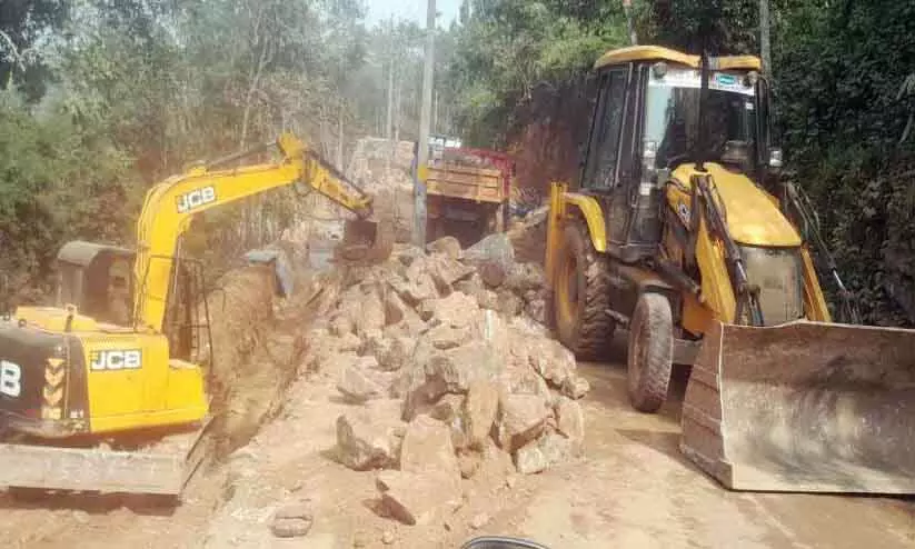 Achankovil-कल्लेली-प्लापल्ली रोड चित्तर छह महीने में पहुंचें Achankovil-कल्लेली-प्लापल्ली रोड चित्तर छह महीने में पहुंचें