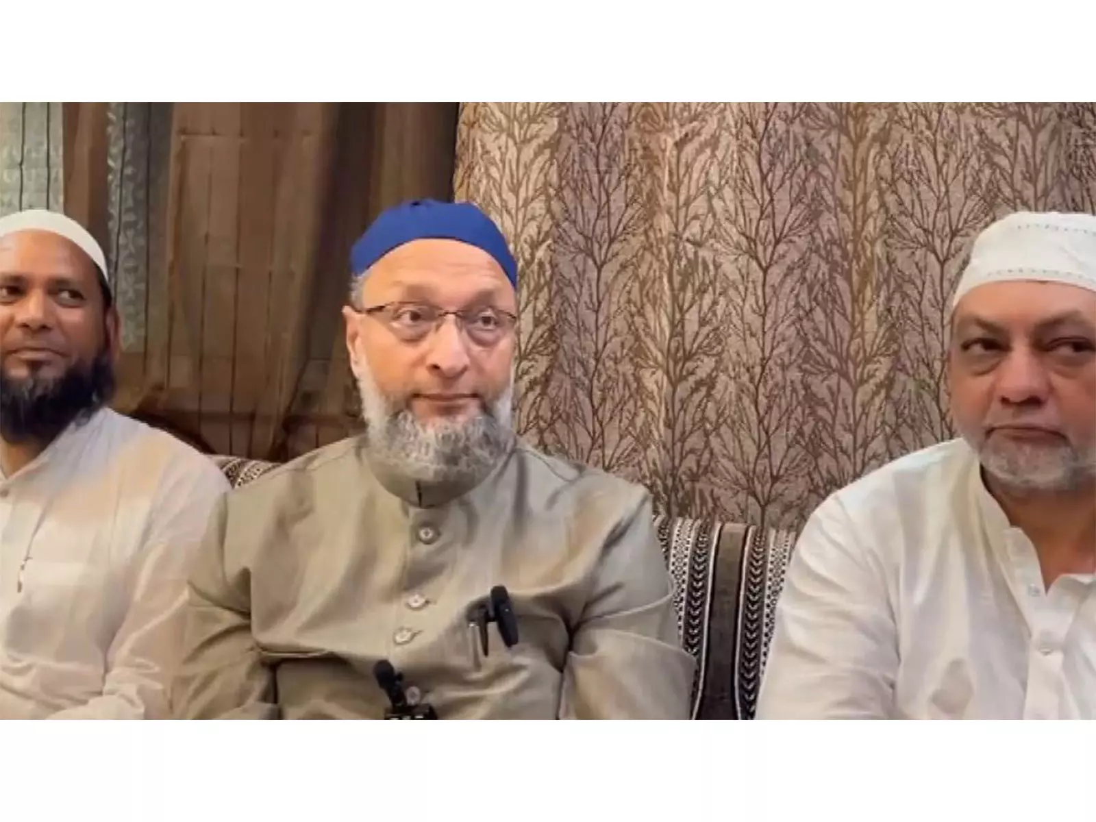 Owaisi ने यूपी के मोबाइल पीठ पर बांग्लादेशी पहचान परीक्षण पर मज़ाक उड़ाया Owaisi ने यूपी के मोबाइल पीठ पर बांग्लादेशी पहचान परीक्षण पर मज़ाक उड़ाया