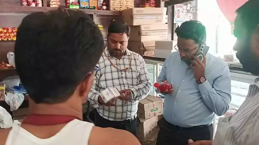 तहसीलदार ने होटल, बेकरी का दौरा किया: खाने की क्वालिटी, सफाई की जांच की तहसीलदार ने होटल, बेकरी का दौरा किया: खाने की क्वालिटी, सफाई की जांच की