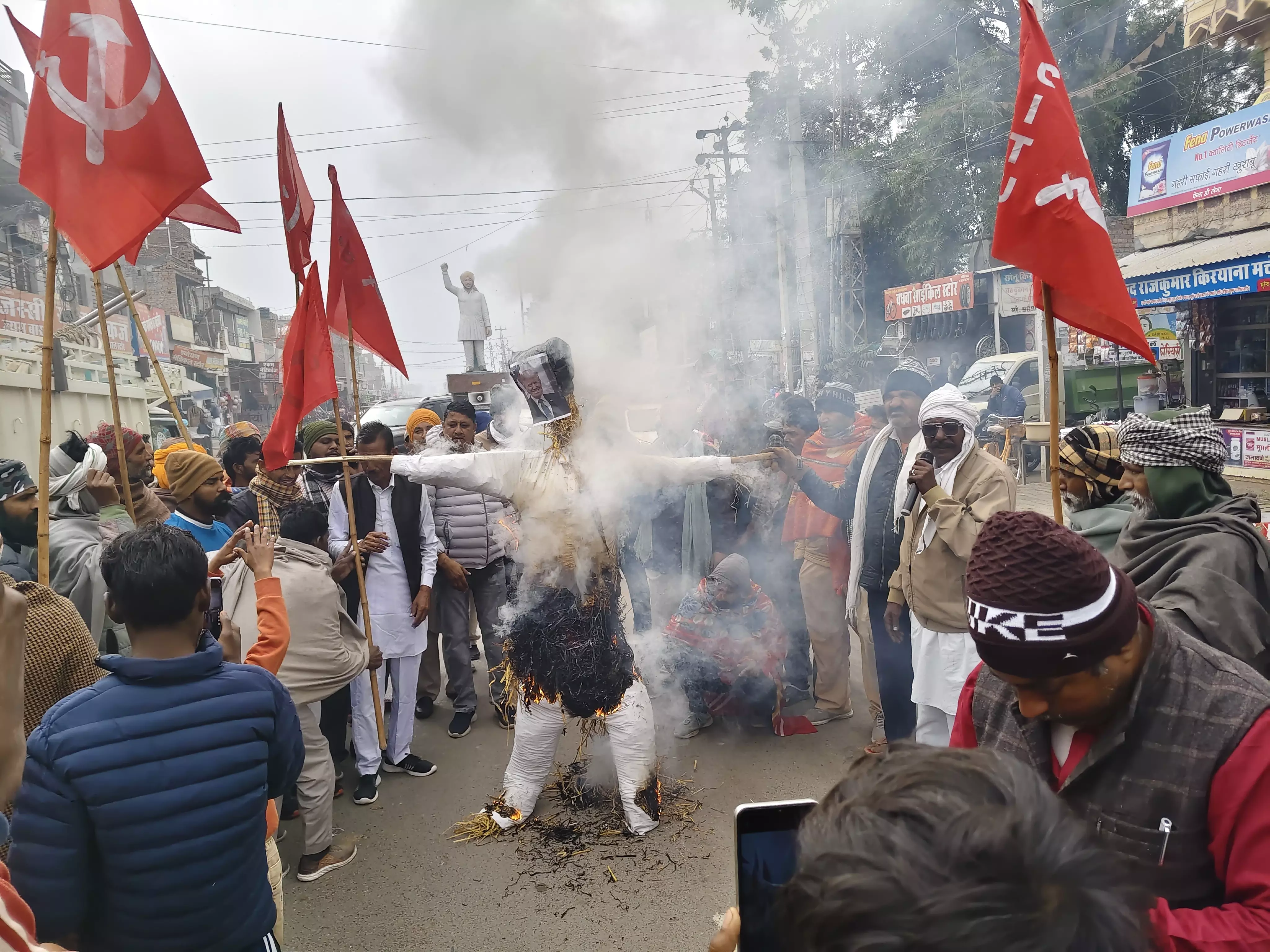 Jodhpur: अमेरिकन साम्राज्यवाद के खिलाफ जोधपुर में ट्रंप का पुतला जलाया गया Jodhpur: अमेरिकन साम्राज्यवाद के खिलाफ जोधपुर में ट्रंप का पुतला जलाया गया