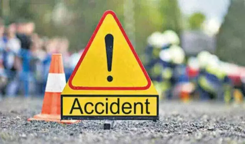 Kazipet में मोटरसाइकिल डिवाइडर से टकराई, युवक की हालत गंभीर Kazipet में मोटरसाइकिल डिवाइडर से टकराई, युवक की हालत गंभीर