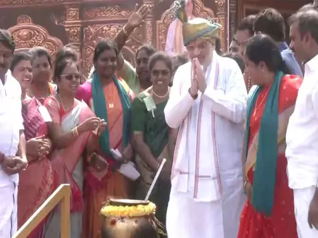 अमित शाह ने तिरुचिरापल्ली के मंदिरों में पूजा-अर्चना कर मोदी पोंगल समारोह में की शिरकत अमित शाह ने तिरुचिरापल्ली के मंदिरों में पूजा-अर्चना कर मोदी पोंगल समारोह में की शिरकत