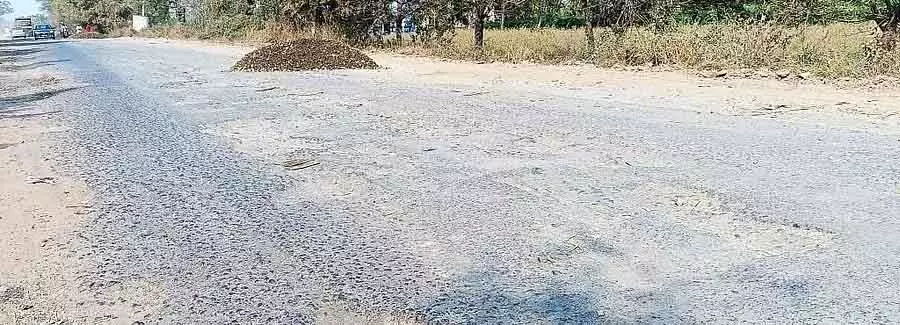Indi-अलमेला रोड की हालत खराब है: ट्रैफिक जाम Indi-अलमेला रोड की हालत खराब है: ट्रैफिक जाम