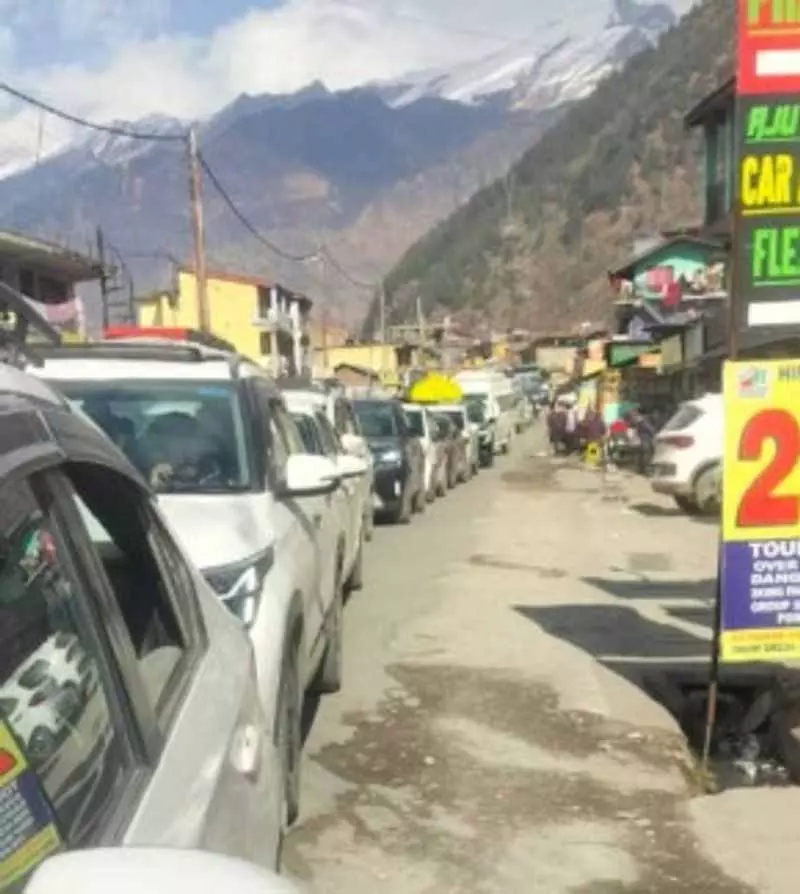 Himachal: रोहतांग रोड गुलाबा से आगे यातायात के लिए बंद Himachal: रोहतांग रोड गुलाबा से आगे यातायात के लिए बंद