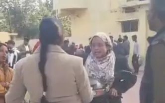 स्कूटी वाली ने हंगामा कर दी, चेकिंग पॉइंट में ड्रामा स्कूटी वाली ने हंगामा कर दी, चेकिंग पॉइंट में ड्रामा