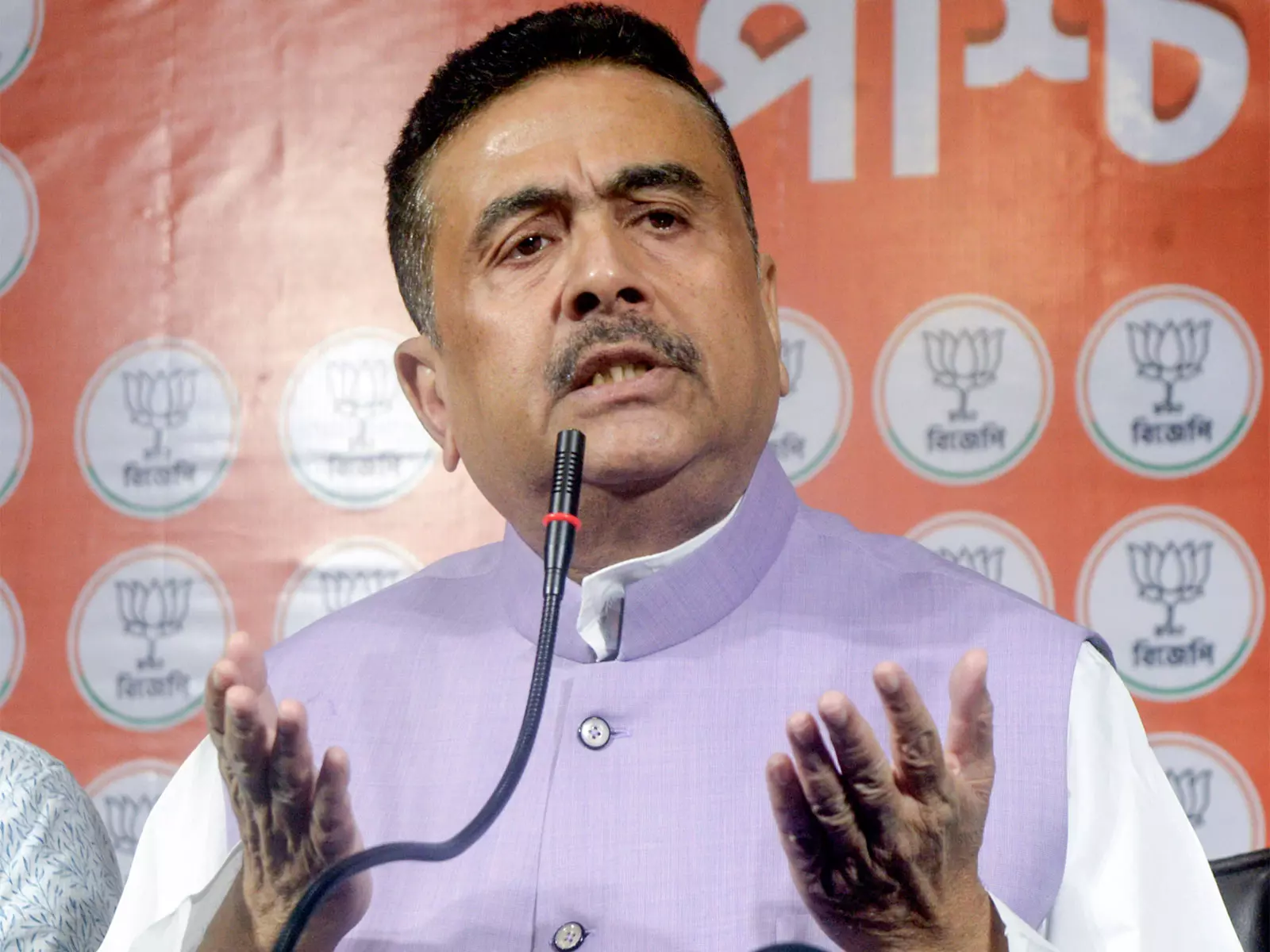 सुवेंदु अधिकारी ने SIR अभ्यास को लेकर बंगाल की मुख्यमंत्री ममता बनर्जी को चुनौती दी सुवेंदु अधिकारी ने SIR अभ्यास को लेकर बंगाल की मुख्यमंत्री ममता बनर्जी को चुनौती दी