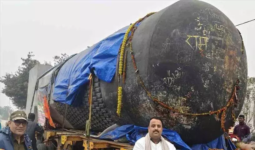 दुनिया का सबसे बड़ा 210 टन का शिवलिंग बिहार पहुंचा, Gopalganj में रुका दुनिया का सबसे बड़ा 210 टन का शिवलिंग बिहार पहुंचा, Gopalganj में रुका