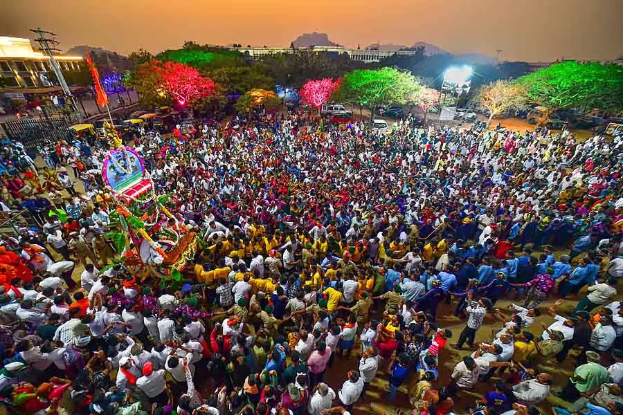 Koppal : भक्तों के बीच प्रकाश रथ उत्सव मनाया गया Koppal : भक्तों के बीच प्रकाश रथ उत्सव मनाया गया