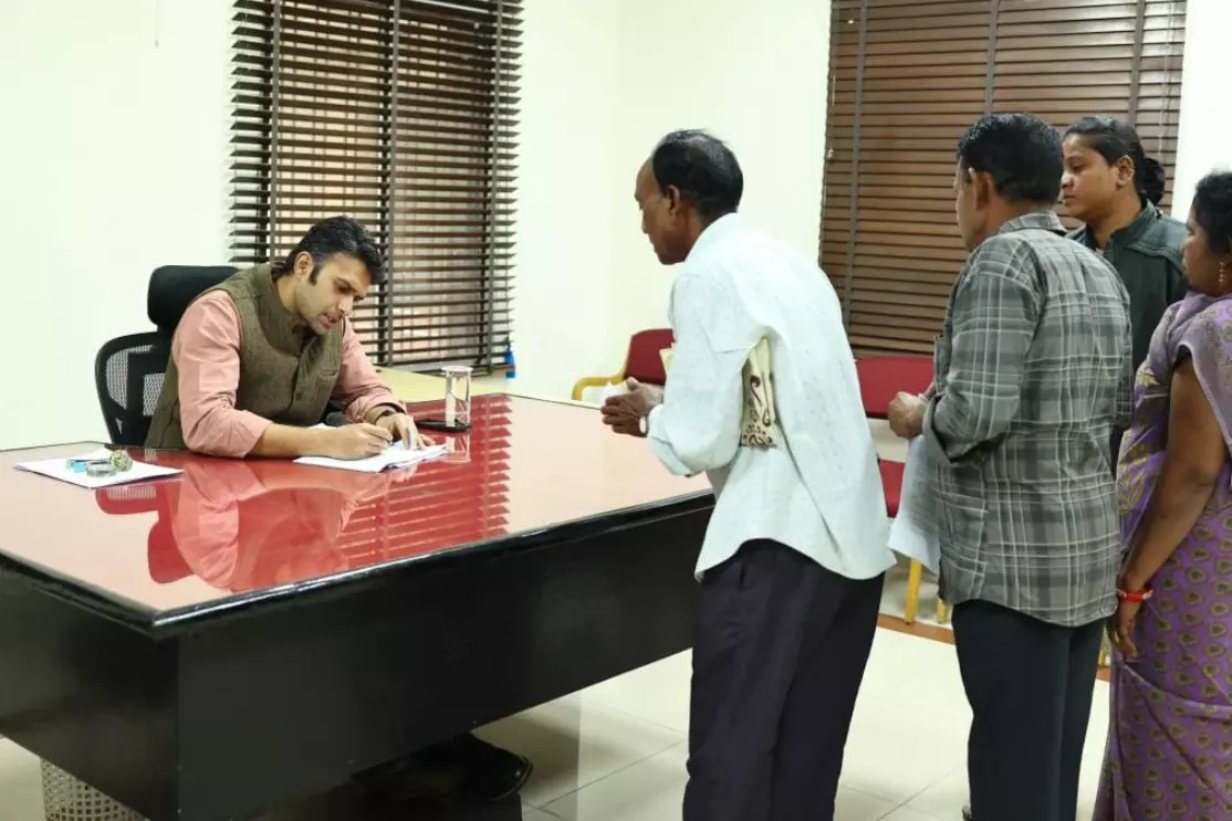 कलेक्टर ने सुनी लोगों की समस्याएं, अधिकारियों को त्वरित कार्रवाई के दिए निर्देश कलेक्टर ने सुनी लोगों की समस्याएं, अधिकारियों को त्वरित कार्रवाई के दिए निर्देश