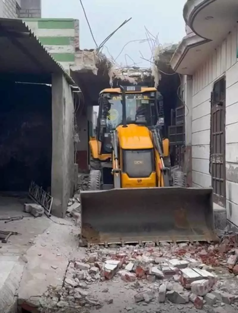 Chandigarh: ड्रग तस्करों के अवैध घर गिराए गए Chandigarh: ड्रग तस्करों के अवैध घर गिराए गए