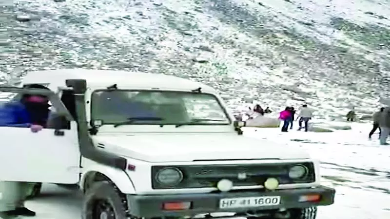 बर्फ ने खींची भीड़, फाहों पर सैलानियों की मौज बर्फ ने खींची भीड़, फाहों पर सैलानियों की मौज