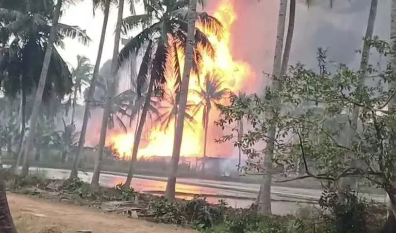 आंध्र के कोनासीमा में ONGC पाइपलाइन से गैस लीक होने से अफरा-तफरी मच गई आंध्र के कोनासीमा में ONGC पाइपलाइन से गैस लीक होने से अफरा-तफरी मच गई