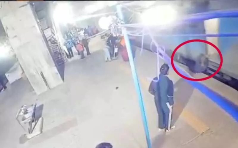 Chandigarh: अचानक ट्रेन चलने से यात्रियों की जान बाल-बाल बची Chandigarh: अचानक ट्रेन चलने से यात्रियों की जान बाल-बाल बची