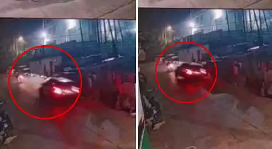 Jabalpur में तेज रफ्तार कार ने मोटरसाइकिल को टक्कर मारी, कार पलट गई Jabalpur में तेज रफ्तार कार ने मोटरसाइकिल को टक्कर मारी, कार पलट गई
