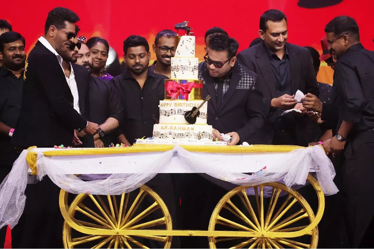 A R Rahman ने मूनवॉक टीम के साथ जन्मदिन मनाया; ऑडियो लॉन्च पर केक काटा A R Rahman ने मूनवॉक टीम के साथ जन्मदिन मनाया; ऑडियो लॉन्च पर केक काटा