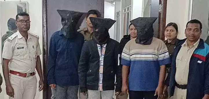 Bargarh में युवक की हत्या के आरोप में तीन गिरफ्तार, हत्या का हथियार जब्त Bargarh में युवक की हत्या के आरोप में तीन गिरफ्तार, हत्या का हथियार जब्त