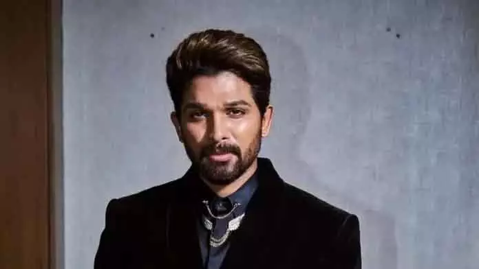 हैदराबाद में फैंस के बीच फंसे Allu Arjun: कैफे के बाहर मची अफरा-तफरी हैदराबाद में फैंस के बीच फंसे Allu Arjun: कैफे के बाहर मची अफरा-तफरी