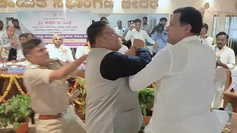 केडीपी की मीटिंग में बीजेपी MLA और कांग्रेस MLC में मारपीट केडीपी की मीटिंग में बीजेपी MLA और कांग्रेस MLC में मारपीट