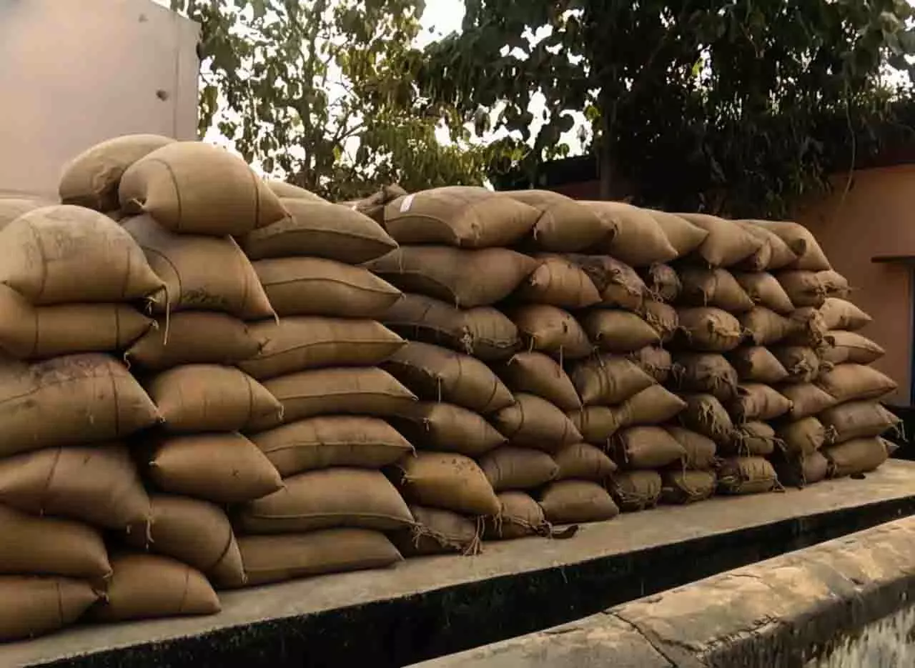 मालमुंडा मंडी में धान की खरीद रोक, बोलंगीर में किसानों को समस्या मालमुंडा मंडी में धान की खरीद रोक, बोलंगीर में किसानों को समस्या
