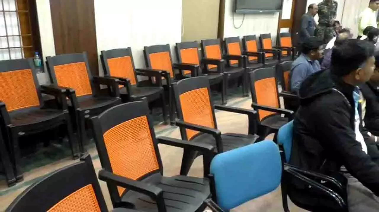 Rayagada: सरकारी अधिकारियों की देर पर कलेक्टर ने लगाई रोक Rayagada: सरकारी अधिकारियों की देर पर कलेक्टर ने लगाई रोक