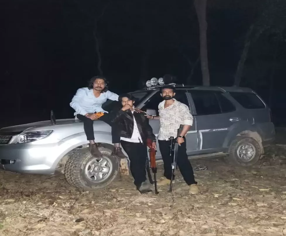 अचानकमार्ग टाइगर रिजर्व में रसूखदार युवकों की बंदूक फायरिंग का वीडियो वायरल अचानकमार्ग टाइगर रिजर्व में रसूखदार युवकों की बंदूक फायरिंग का वीडियो वायरल
